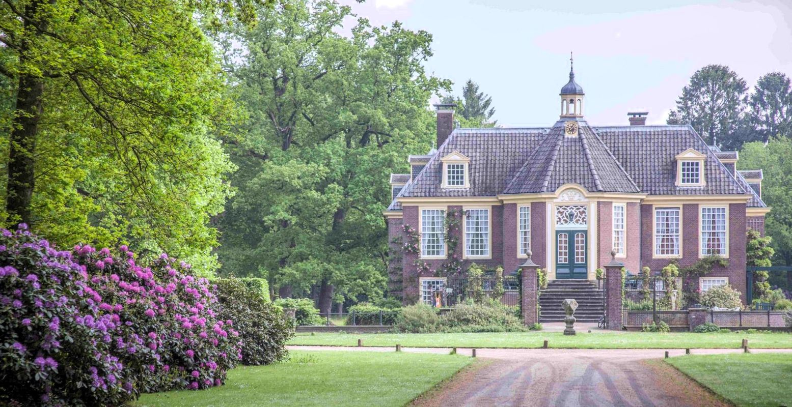 Kasteel de Wiersse, een van de kastelen aan De Achtkastelenroute rond Vorden. Het kasteel kun je niet bezoeken, de prachtige tuinen wel. Foto: Achterhoek Toerisme