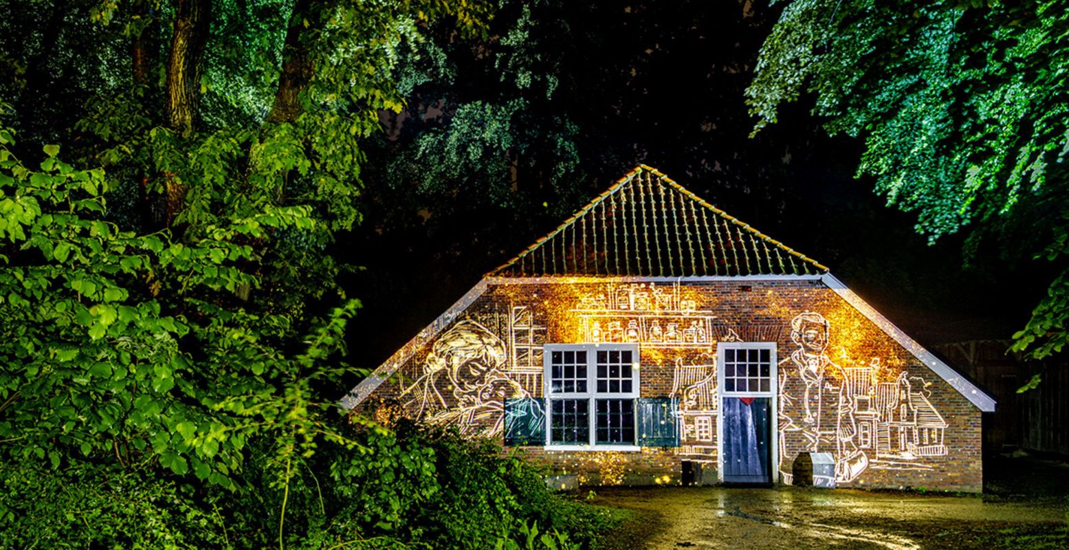 Raak betoverd door prachtige projecties tijdens de lichtwandeling Uitgelicht in het Nederlands Openluchtmuseum. Foto: Nederlands Openluchtmuseum © Jorrit Lousberg