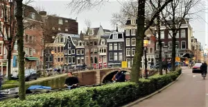 Volg de grachtengordel van Amsterdam De kleine Spiegelgracht staat dwars op de Prinsengracht. Foto: DagjeWeg.NL © Tonny van Oosten