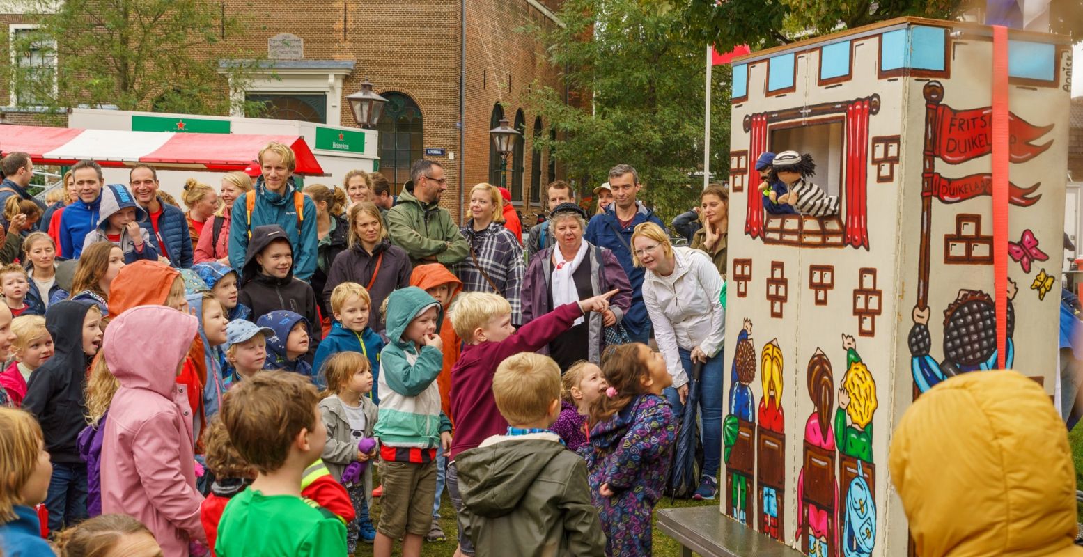 Leuk voor de kids is het straattheater. Lachen gegarandeerd! Foto: 3 October Vereeniging © Andor Kranenburg