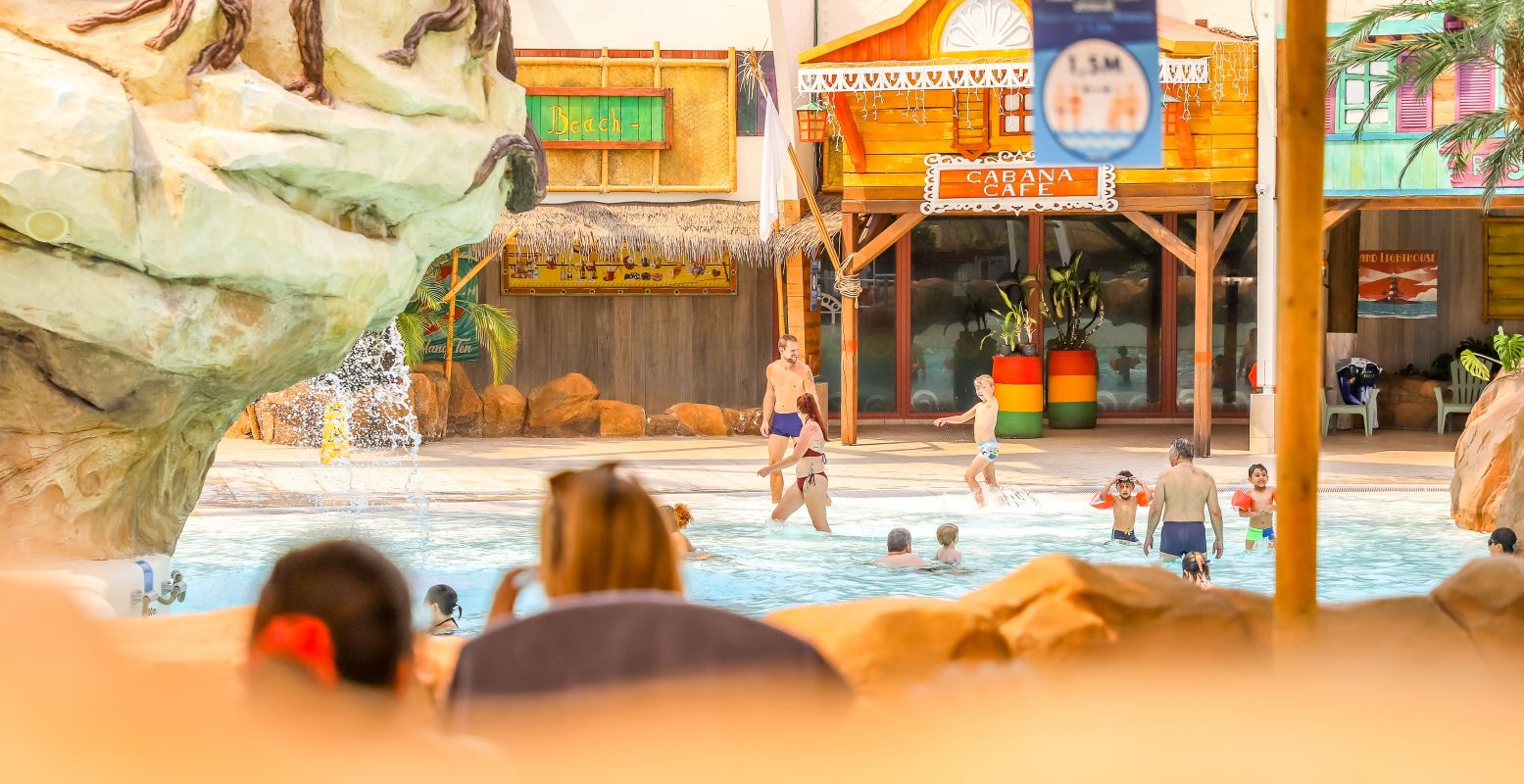 Is het buiten guur en regent het pijpenstelen? Ga dan naar Aqualibi Waterpark en waan je in het zonnige Mexico. Foto: Aqualibi Waterpark