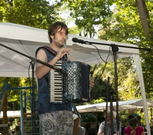 Walk Art Markt Multi-instrumentalist Luuk Lenders brengt volksmuziek uit allerlei landen. Foto: Pien van den Bosch