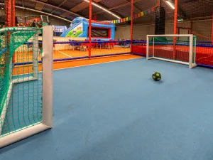 Veel extra activiteiten, zoals voetballen in de voetbalkooi. Foto: Indoorpretpark Maassluis