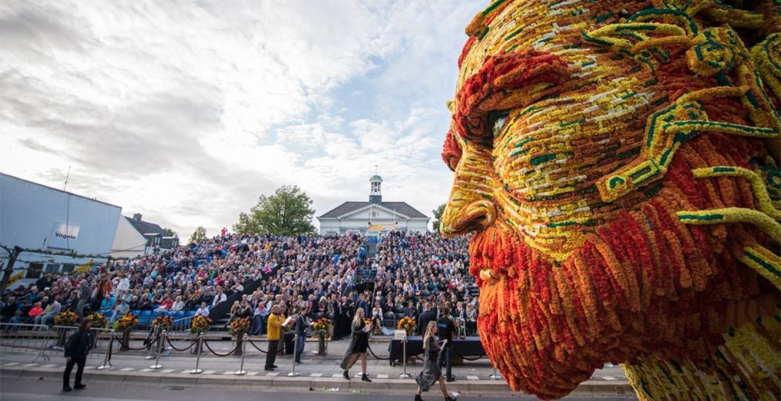 Het publiek zit te genieten tijdens het Bloemencorso in Zundert. Foto: Malou Evers