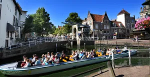 Dagje uit in Alkmaar: dit is er te doen Maak een rondvaart over de grachten. Foto: Alkmaar Prachtstad