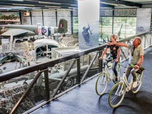 Oorlogsmuseum Overloon Fiets over de fietsbrug door het museum.  Foto: Oorlogsmuseum Overloon