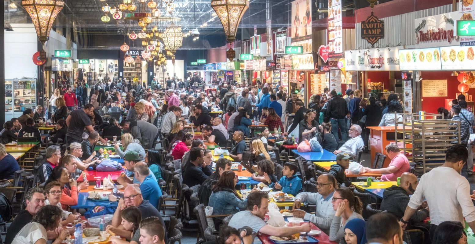 Na het afvinken van je to-dolijst voor de bruiloft kun je op De Bazaar ook terecht voor een heerlijk hapje en drankje in de grote foodcourt. Foto: De Bazaar