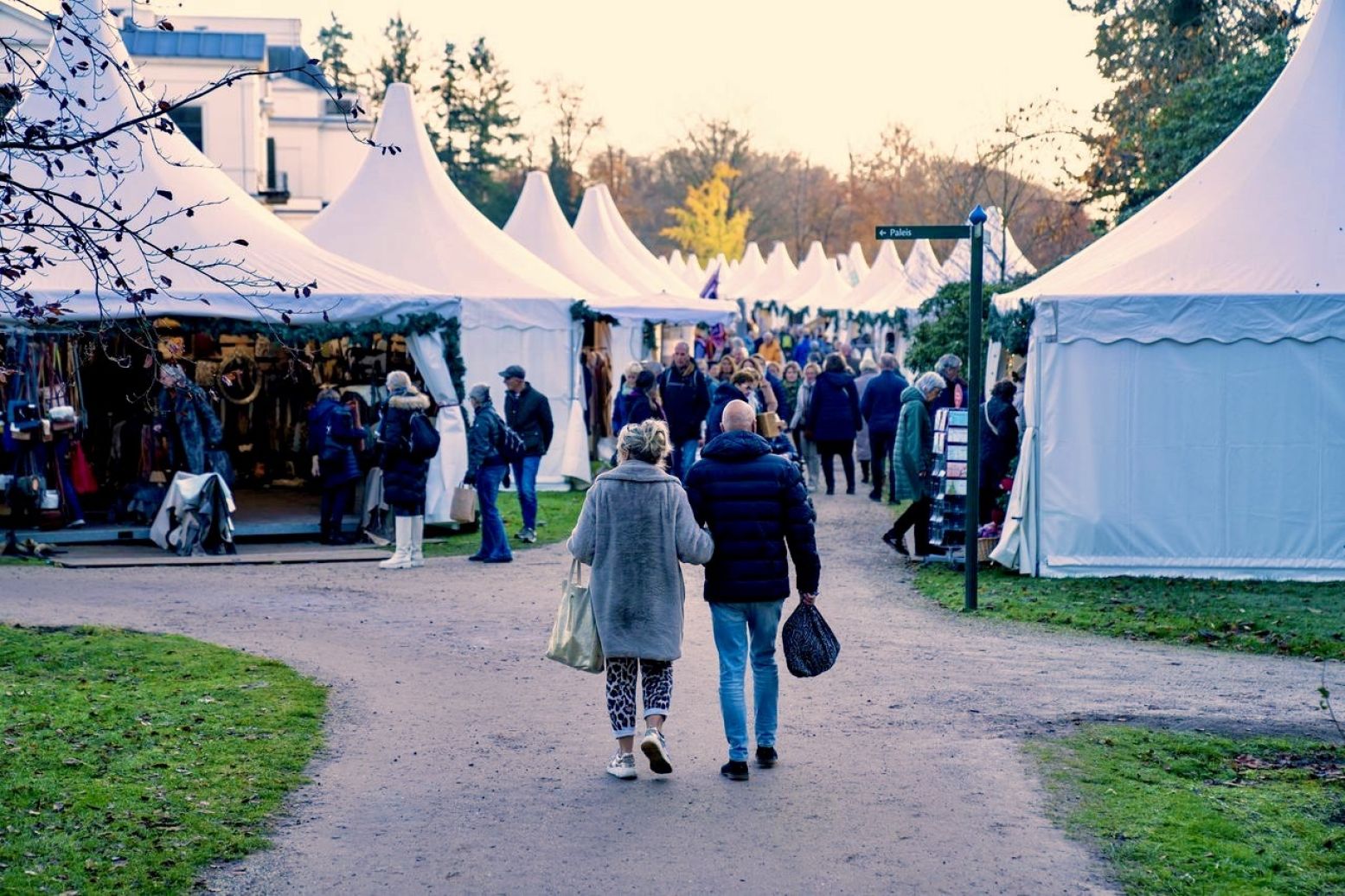 Struinen langs de meer dan 150 stands met streekproducten, culinaire hoogstandjes, trendy mode, antieke vondsten en natuurlijk héél veel kerstdecoratie. Foto: Estate Events