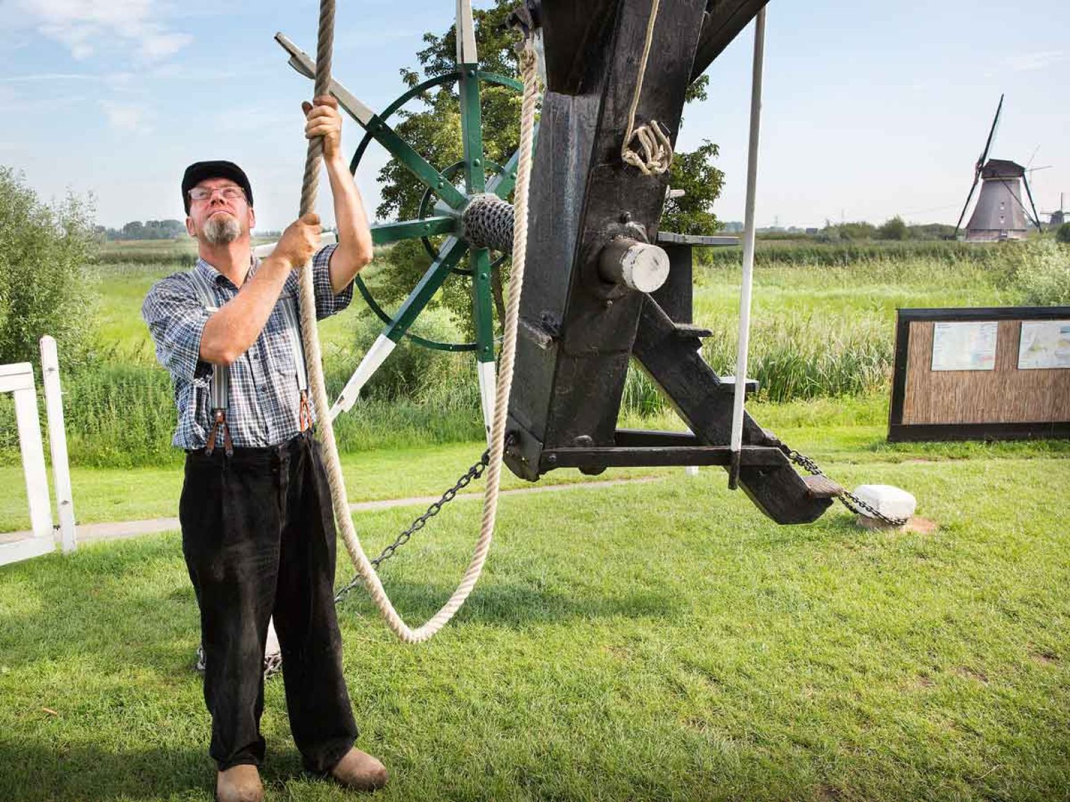 Een molenaar aan het werk. Foto: Stichting Werelderfgoed Kinderdijk © Arie Kievit