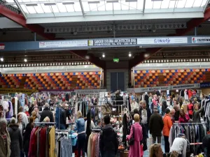 Grote drukbezette rommelmarkt in de Wielerbaan Eigen foto D Burgering