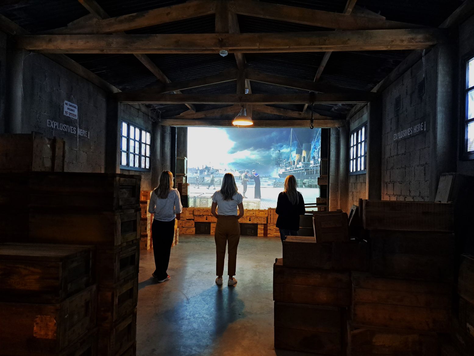 In een authentieke loods kijk je uit op de haven van Engeland, waar je tocht naar de stranden van Normandië begint. Foto: Oorlogsmuseum Overloon