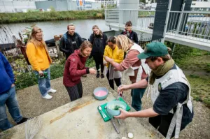 Fotobeschrijving: Onkruidenierworkshop renature 2021 Foto: (c) Ruigoord.