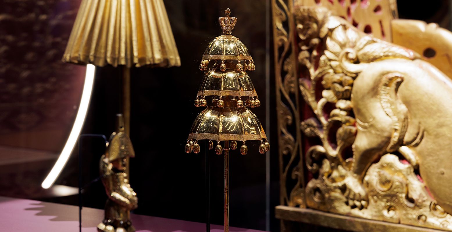 Deze gouden rammelaar waarmee prinses Beatrix speelde geeft aan de expositie een persoonlijk tintje. Foto: Groots Goud - Rammelaar Beatrix - Fotografie Aad Hoogendoorn © Wereldmuseum Leiden