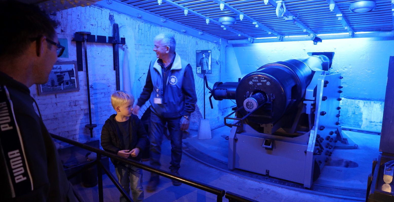 In de zomervakantie kun je bij Fort Pannerden terecht voor diverse boeiende activiteiten, waaronder een levensechte demonstratie met een kanon. Foto: Fort Pannerden