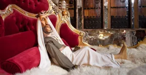Maak een bijbelse reis op de VerhalenArk Een bijbelse koning al chillend op zijn bed. Foto: Bigship BV.