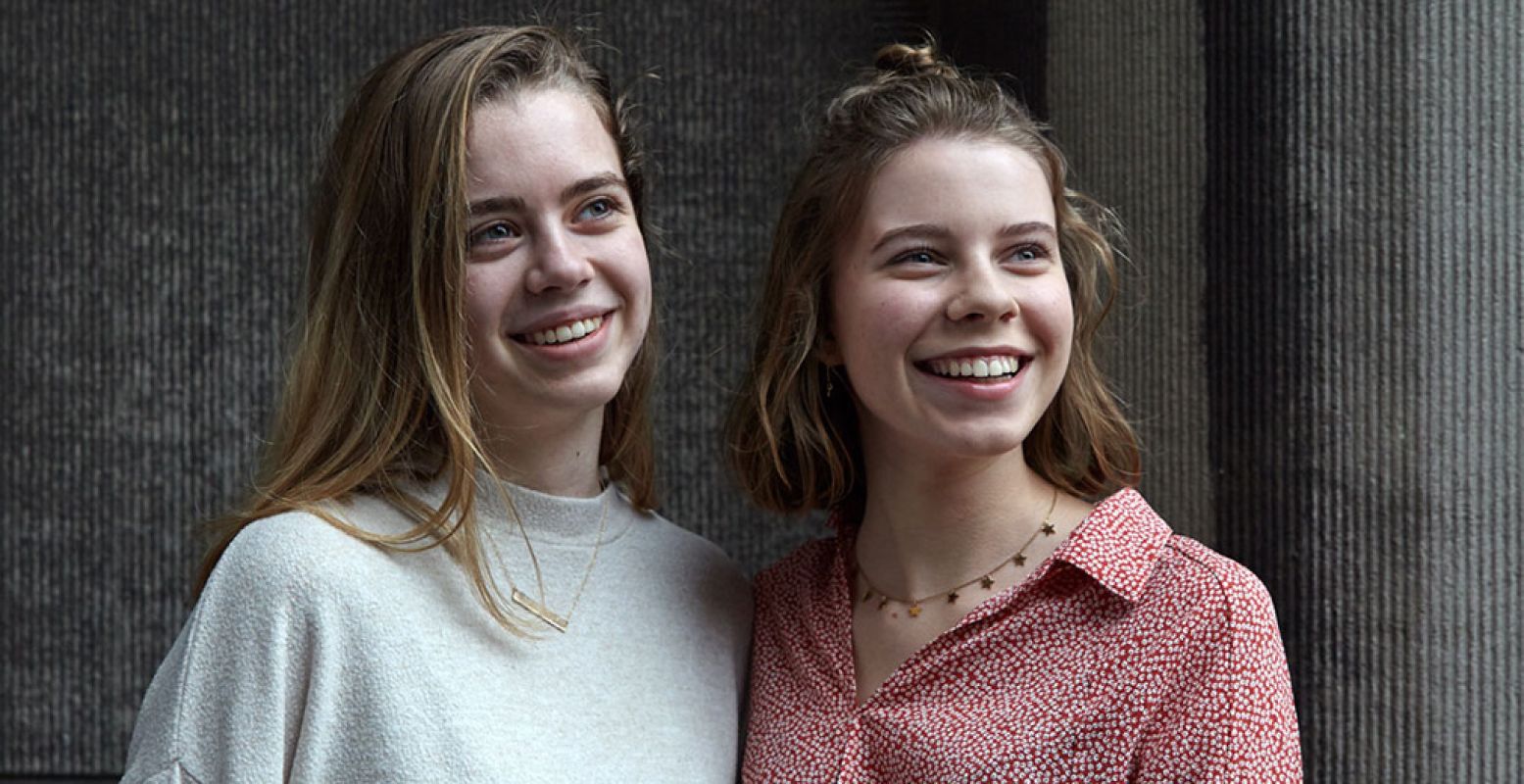 Gymnasiumstudentes Isa en Lisa, die zelf met het idee voor Post/Delete op het museum afstapten. Foto: Stedelijk Museum Schiedam © Mieke Lindeman.