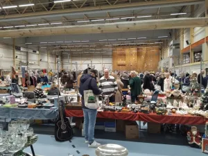 Snuffelmarkt Kennemerhal Haarlem – 250 kramen Fotograaf: Organisatieburo J. & E. van Aerle bv