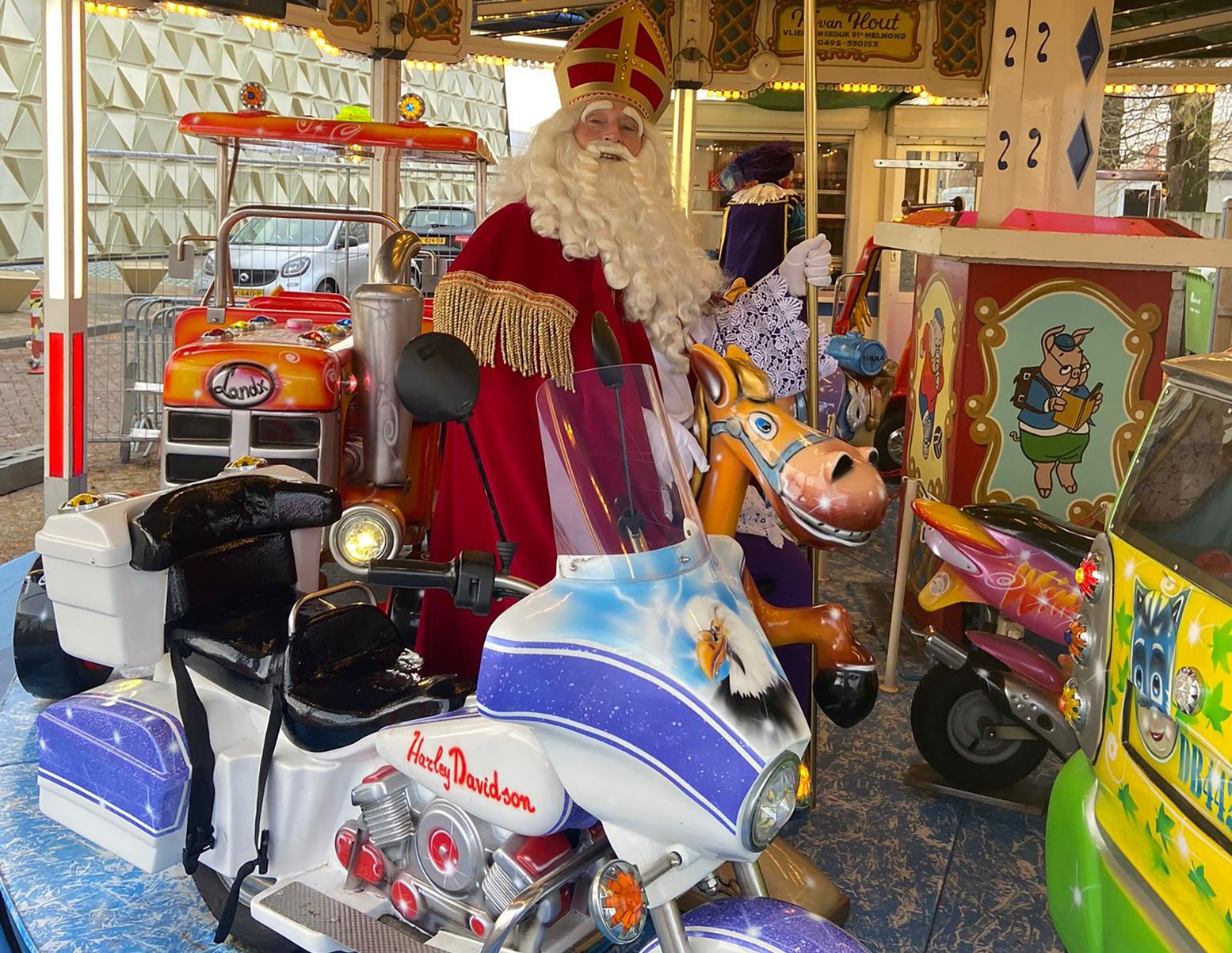 Sinterklaas vindt de draaimolen ook helemaal het einde. Foto: De Bazaar Beverwijk