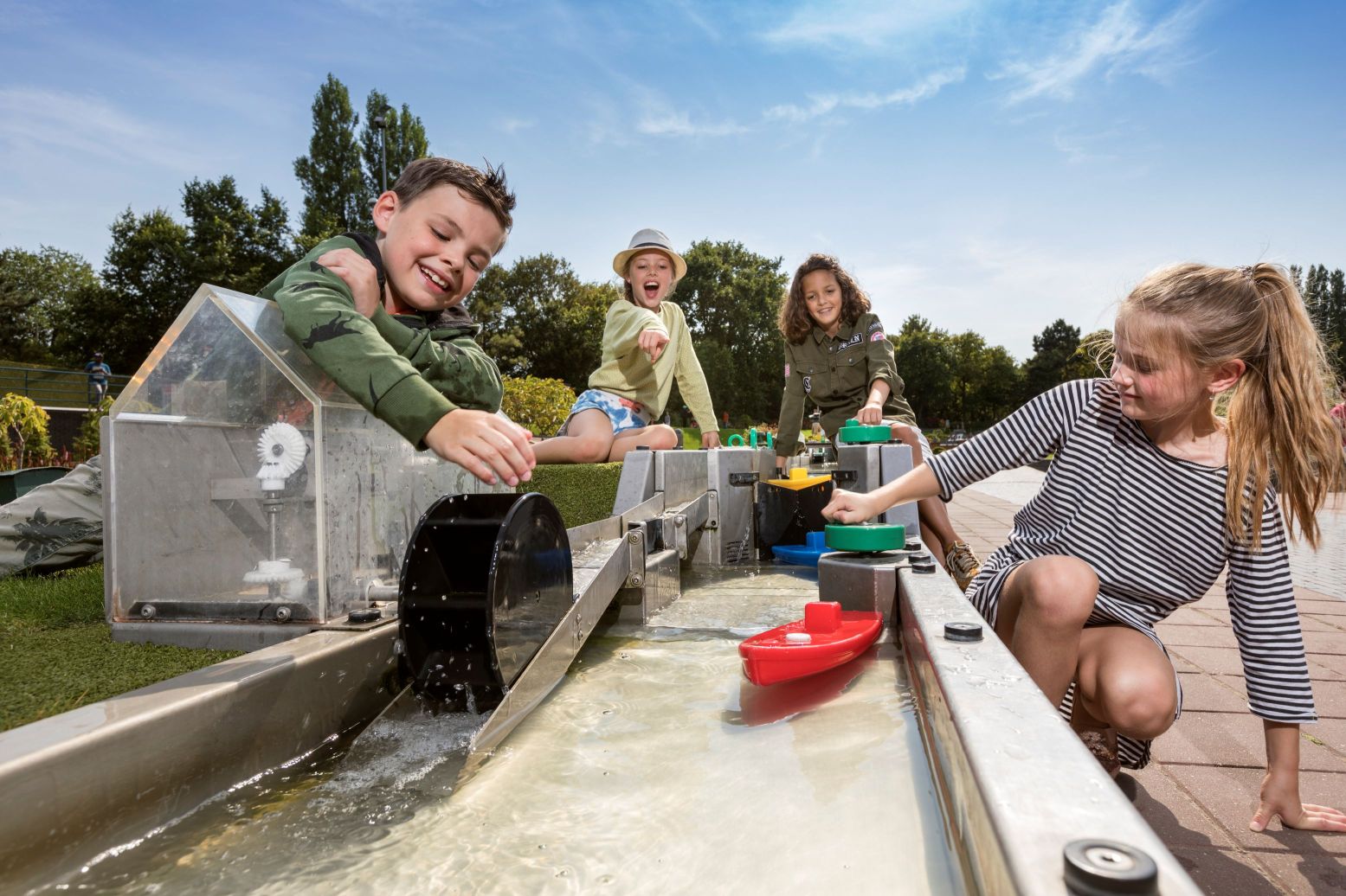 Tussen de miniaturen vind je allerlei spelletjes, zoals bootjes door de Nederlanse waterwegen leiden. Foto: Madurodam © Studio Oostrum