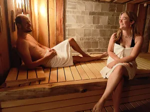 Wine & Wellness Utrecht Relaxen in de zoutmuur sauna. Foto: Biltstraat Wellness & Horeca B.V.