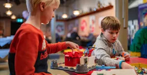 Tóp kinderfeestjes door het hele land! Op zoek naar een gaaf kinderfeestje? Die kom je overal in Nederland tegen, zoals het LEGO kinderfeest van Museum van de 20e Eeuw. Foto: Museum van de 20e Eeuw © Benno Ellerbroek