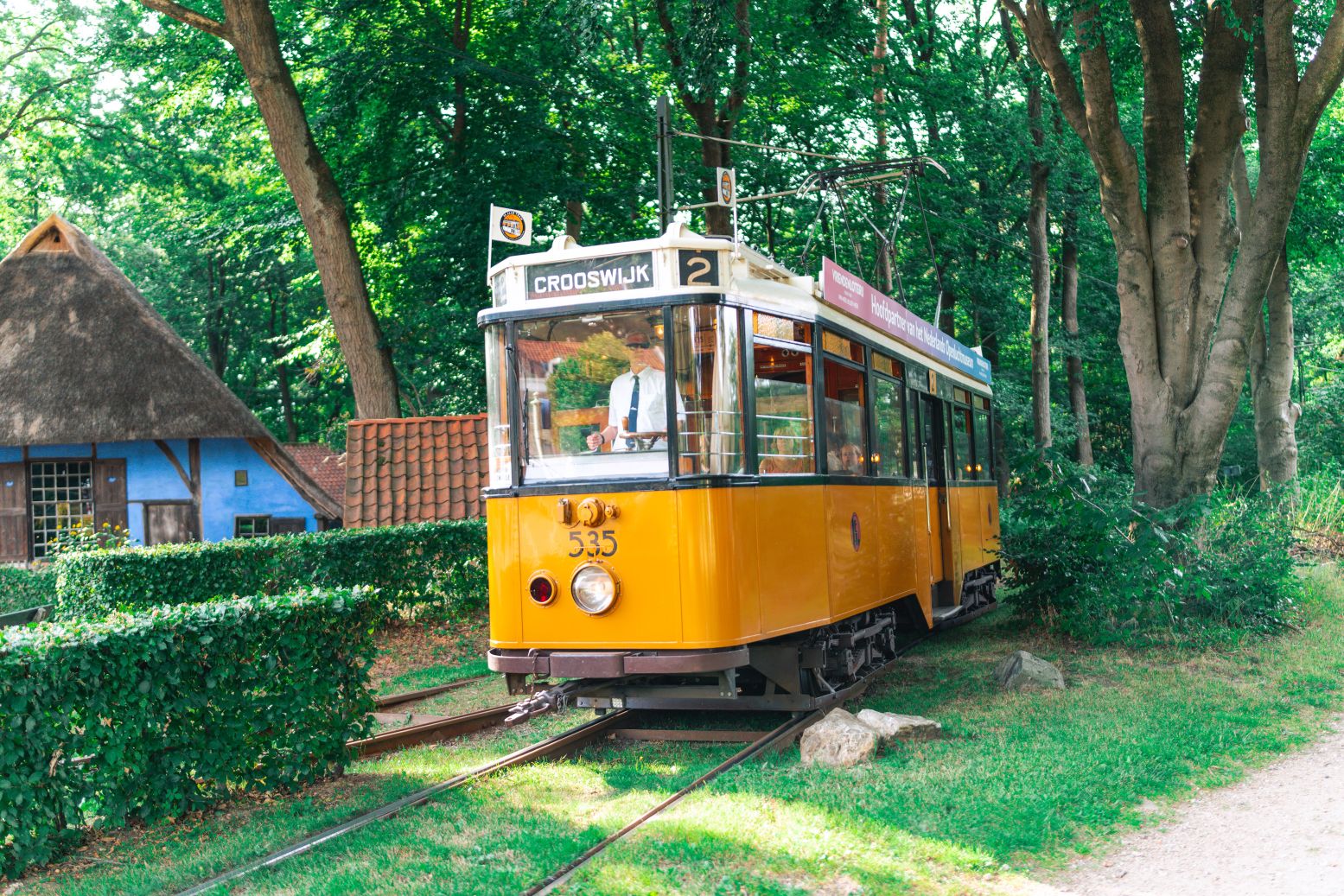 Pak de historische tram naar je volgende bestemming. Foto: Nederlands Openluchtmuseum © RemySapuletej