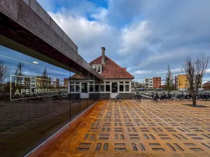 Het voetstappenplein confronteert je met het drama van 1943. Foto: CODA