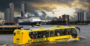 Met de baas het water op De haven van Rotterdam in met de bus, uhh... boot van Splashtours. Foto: Splashtours Rotterdam