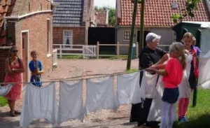 Zuiderzeemuseum: nostalgische pret tussen lange onderbroeken Kinderen helpen de wasvrouw. Klusjes zijn hier leuk! Foto's: Grytsje Anna Pietersma