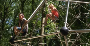 Groen speelparadijs voor avontuurlijke kids Ouderwets spelen in het groen! Foto: Speelpark Klein Zwitserland