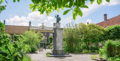 Verken de hofjes van historisch Leiden Hofjes zijn de ultieme manier om rust te zoeken in de stad. Foto: Meermanshofje, © Dirk van Egmond