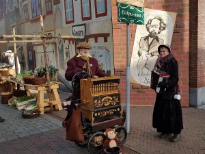 Dickens Festijn en Dickens by Night in Drunen Muzikanten voor de Dickensstraat in Drunen. Foto: DagjeWeg.NL