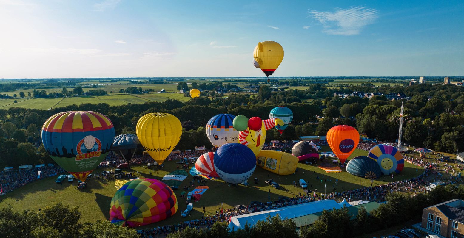 Tientallen ballonnen kiezen tijdens de Ballonfeesten voor het luchtruim. Foto: Imka Westerhuis