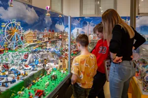 Expositie “90 jaar LEGO” Bron: Museum van de 20e Eeuw Foto: Benno Ellerbroek