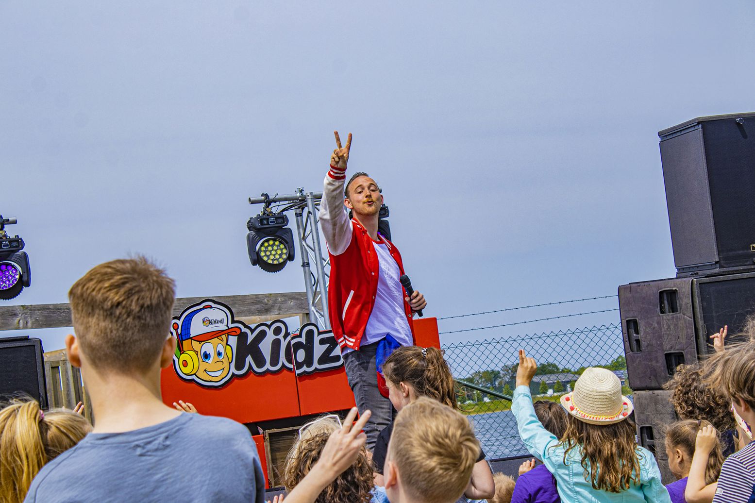 Kom dansen in de kinderdisco op de muziek van de Kidz-DJ. Foto: BillyBird Hemelrijk