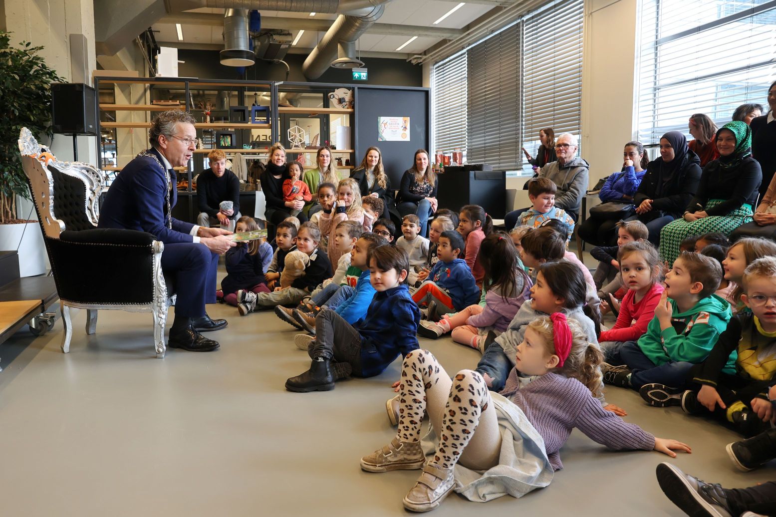 Overal in het land vinden op woensdag 22 januari weer voorleesontbijten plaats. In 2024 las onder andere Burgermeester Dijsselbloem voor in Bibliotheek Eindhoven. Foto: Stichting CPNB © Freekje Groenen.