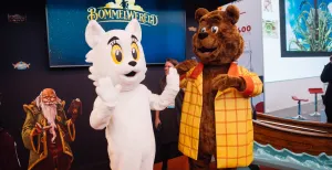 Wordt Bommelwereld dé toeristentrekpleister van de Achterhoek? Maak kennis met de mascottes van het nieuwe indoor pretpark: Tom Poes en Olivier B. Bommel. Foto: Bommelwereld © JoraVision