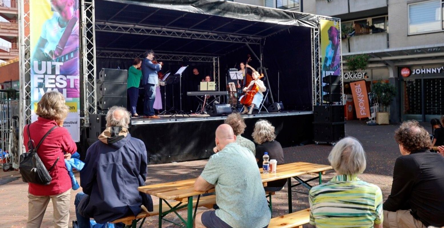 De optredens tijdens het Uitfestival variëren enorm: van jazz, klassiek en spoken word tot zeer energieke beats. Foto: Almere City Marketing