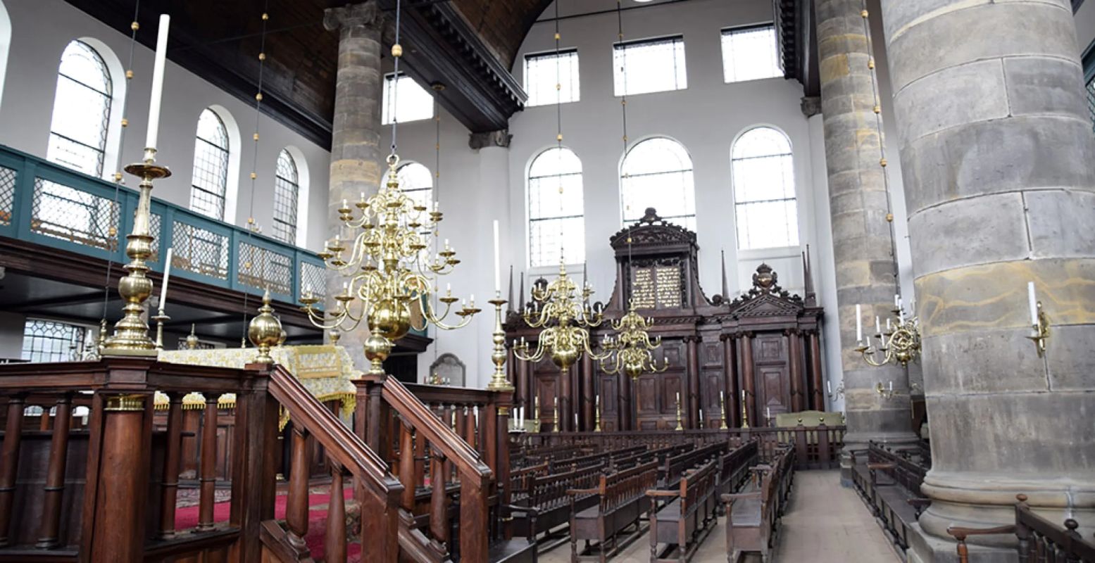 De Portugese Synagoge in de Amsterdamse Jodenbuurt. Deel van het Joods Cultureel Kwartier in hartje hoofdstad. Foto: DagjeWeg.NL