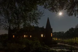 Achter gesloten deuren Fotobeschrijving: Avondopenstelling. Foto: (c) Kasteel Hernen.