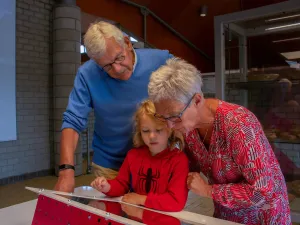 Speel leuke spellen en quizzen met elkaar. Foto: Hunebedcentrum