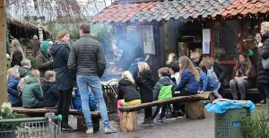 Broodjes bakken boven het open vuur bij Henk de houthakker