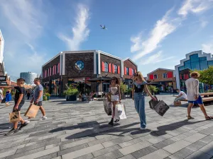 Geslaagde shopdag bij Amsterdam The Style Outlets. Foto: Neinver © Stefan Witte