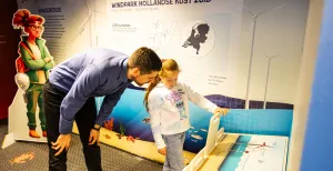 De leukste familietentoonstellingen deze zomervakantie Mariene ecoloog Tim Wilms  geeft kinderenuitleg bij tentoonstelling De Kracht van de Natuur in SEA LIFE Scheveningen. Foto: Sandra Uittenbogaart