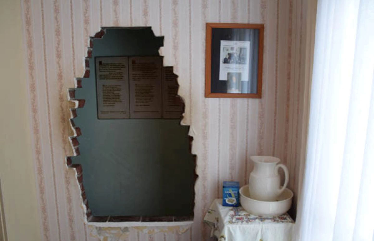 De verstopplek voor onderduikers in De Schuilplaats, nu het Corrie ten Boomhuis. Aan de muur hangen psalmen ter bemoediging. Foto: DagjeWeg.NL