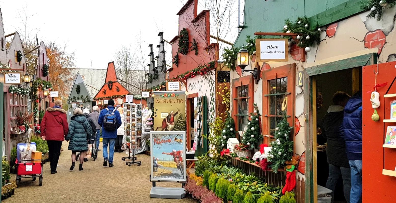 Winkelen in de huisjes van het KerstNostalgie kerstdorp, dat compleet in Anton Pieck stijl is. Foto: DagjeWeg.NL