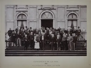 Foto: Gedelegeerden Eerste Haagse Vredesconferentie (1899) op de trappen van Huis ten Bosch, Den Haa