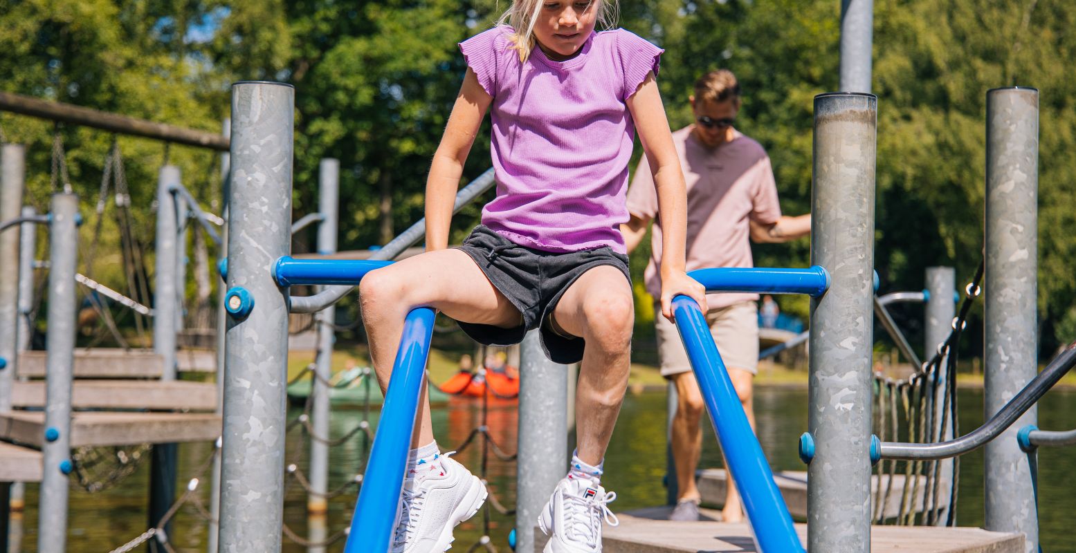 Klimmen en klauteren op het Waterparcours. Foto: Speelboerderij Binky