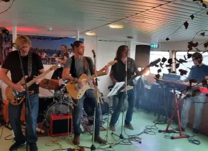 Rock the Boat met Pasen Rock band \'Hairy Zack\'. Foto: Klaassen