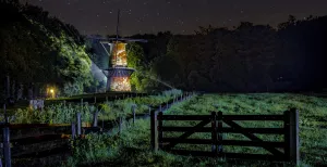 Bewonder _s avonds prachtige lichtroute in Nederlands Openluchtmuseum De nieuwe lichtroute Uitgelicht neemt je mee op een tijdreis naar Arnhem tijdens de Tweede Wereldoorlog. Foto: Nederlands Openluchtmuseum © Jorrit Lousberg